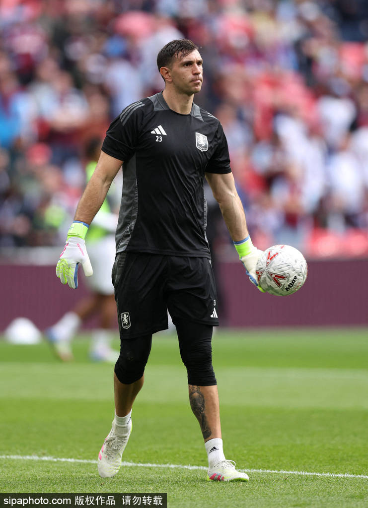 马丁内斯疯了？赛季末战惊天红牌！告别维拉的“投名状”竟是飞铲曼联新星？